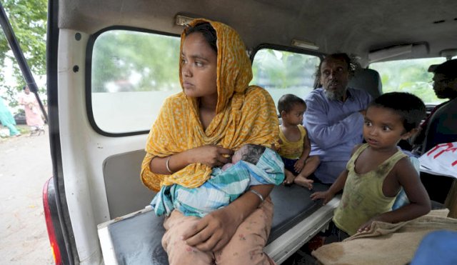 Una madre india dio a luz en un barco mientras se hundía su isla